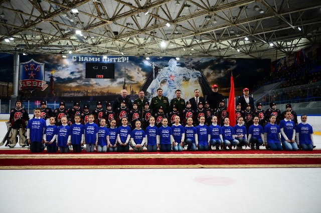 Торжественная церемония принятия юных хоккеистов и Ансамбля Дома офицеров ЗВО Орденанс. Коллектив